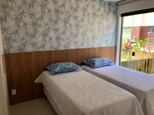 2 nebeneinander sitzende Betten in einem Schlafzimmer in der Unterkunft Ykutiba Residencial in Imbassai