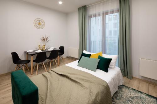 una camera da letto con un grande letto con tavolo e sedie di Old Riga Ridzenes Residence Design Apartments a Riga