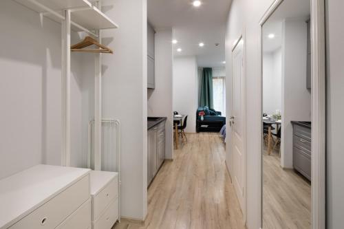 una cucina con armadi bianchi e una sala da pranzo di Old Riga Ridzenes Residence Design Apartments a Riga