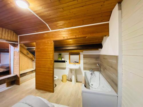La grande salle de bains est pourvue d'une baignoire et d'un lavabo. dans l'établissement Résidence Bardon-Perry, à Le Mont-Dore
