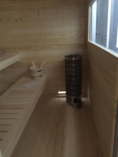 Pokój z drewnianą podłogą i dwoma wiadrami w obiekcie Apartament Diuna w Grzybowie