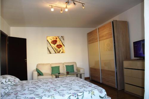 - une chambre avec un lit, une armoire et une télévision dans l'établissement Premium apartment, on Burebista blv, à Bucarest