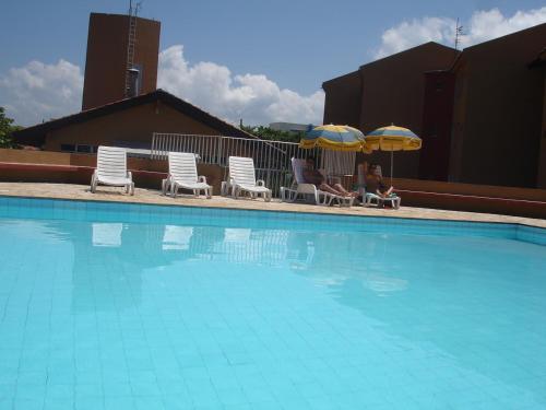 Bazén v ubytování APTO TÉRREO a 50 Metros do MAR em Condomínio com PISCINAS MARAVILHOSAS nebo v jeho okolí
