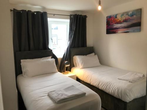 A bed or beds in a room at Garland Modern 3 Bedroom House with Parking & Garden Dartford 2