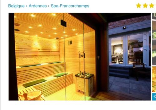 um quarto com uma sauna com uma parede de vidro em Apartment Design Suite em Jehanster