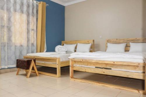 Un pat sau paturi într-o cameră la Kinzi Apartments Bar & Gardens