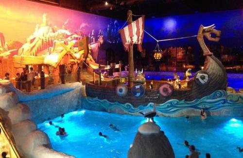 un grand parc aquatique intérieur avec un bateau pirate dans l'établissement Vakantiehuisje De Panne vlak aan Plopsaland en de zee, à La Panne