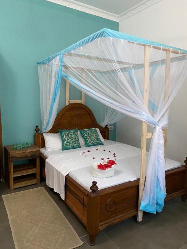 En eller flere senge i et værelse på Pumzika Kendwa Villa