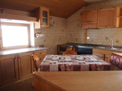 博薩迪法薩的住宿－Ciasa Giorgina，厨房配有桌子和窗户