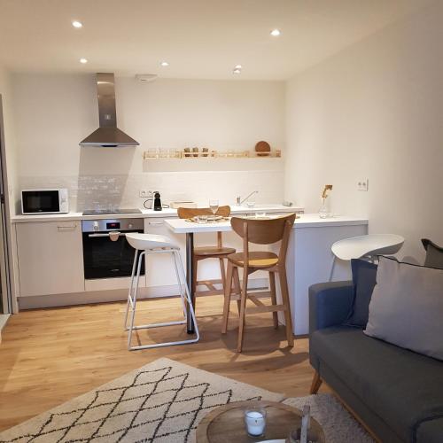 une cuisine et un salon avec une table et un canapé dans l'établissement LESAGE, au coeur de Vannes, à Vannes