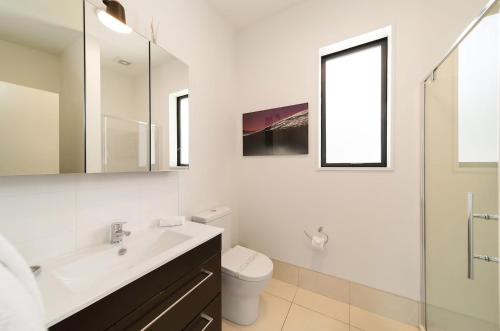 Gallery image of 'LakeLife' Lake Front Apartment in Queenstown