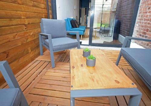 un patio avec une table et des chaises sur une terrasse dans l'établissement COSY APPART - HYPER CENTRE - TRAMWAY - TERRASSE - leRelaisdOdile3, à Valenciennes