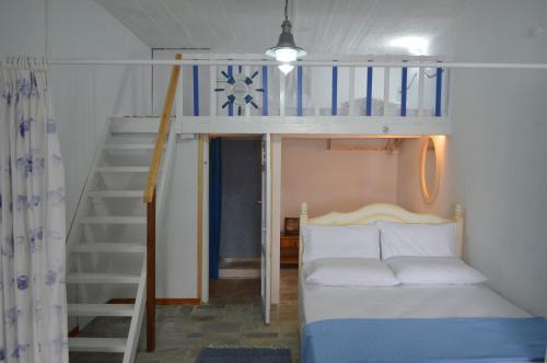 เตียงในห้องที่ Captain's Boathouse, Klima Beach