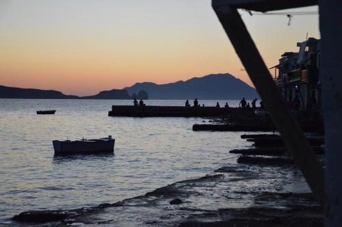 Gallery image of Captain's Boathouse, Klima Beach in Klima
