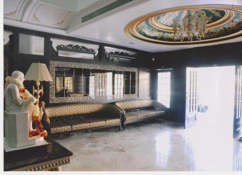 a large bedroom with a bed and a ceiling at The Nagpur Ashok in Nagpur