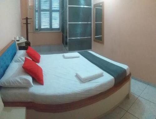 Uma cama ou camas num quarto em OYO Hotel Macedo