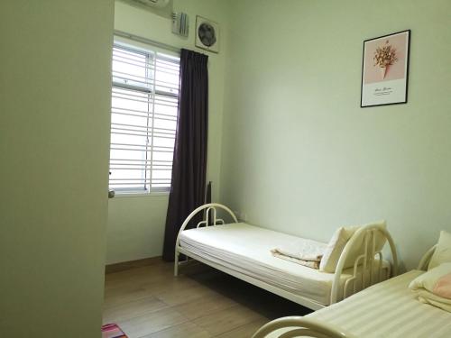 Letto o letti in una camera di Tangkak Greenville Homestay