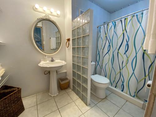 uma casa de banho com um lavatório, um WC e um espelho. em Paradigm Villa Dorado em Dorado