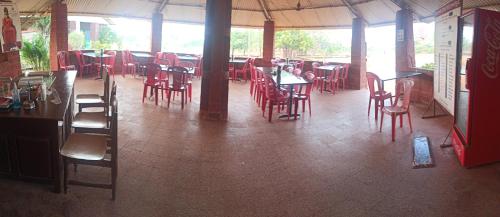 Un restaurant sau alt loc unde se poate mânca la Shree Mahalakshmi Holiday Resort