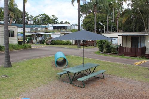 Taman di luar Batemans Bay Holiday Park & Hostel
