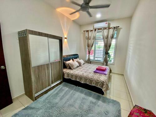 Schlafzimmer mit einem Bett und einem Fenster in der Unterkunft ST2167 Arfa Permata Homestay in Masjid Tanah