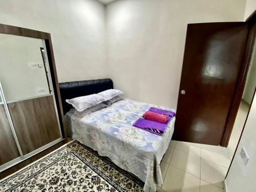 Postel nebo postele na pokoji v ubytování ST2167 Arfa Permata Homestay