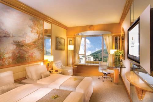 فندق ريغال هونغ كونغ في هونغ كونغ: غرفة نوم بسرير ومكتب ونافذة
