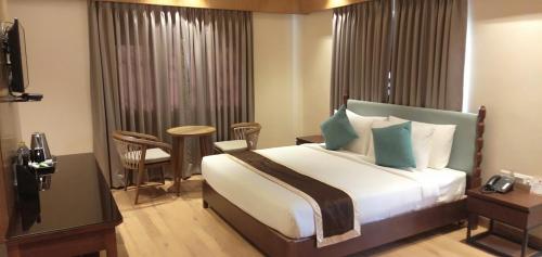 Een bed of bedden in een kamer bij Kushal Palli Resorts- A unit of PearlTree Hotels & Resorts
