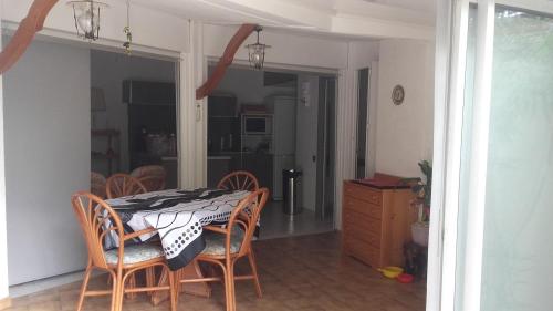 - une salle à manger avec une table et des chaises dans l'établissement Maison ronde atypique et unique, à Torreilles