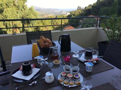 - une table avec de la nourriture et des boissons sur le balcon dans l'établissement A Casa Di Campa, à Oletta