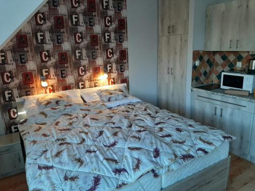 En eller flere senge i et værelse på Elit Apartman