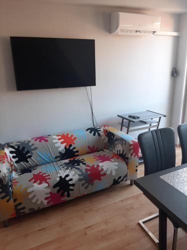 Televizorius ir (arba) pramogų centras apgyvendinimo įstaigoje Elit Apartman