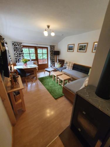 Ruang duduk di Ferienwohnung Waldhäusl