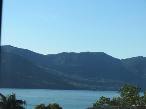 Uma vista da montanha tirada do chalé alpino 