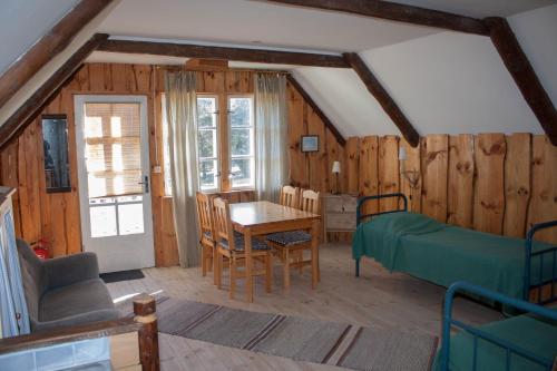 Habitación con 1 dormitorio, 1 cama y 1 mesa. en Kooli Kopli Holiday Homes, en Myustelʼ
