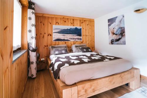 Un pat sau paturi într-o cameră la Chalet Le Lis