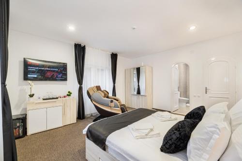 a hotel room with a bed and a bathroom at Bada Bing Residence in Braşov