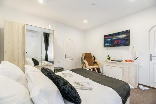 a hotel room with a bed and a mirror at Bada Bing Residence in Braşov