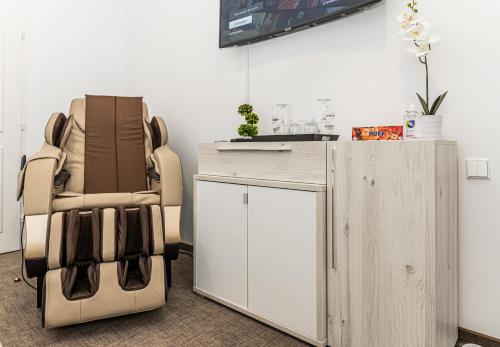 a chair sitting next to a desk in a room at Bada Bing Residence in Braşov