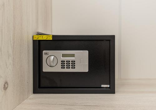 a microwave oven sitting on top of a counter at Bada Bing Residence in Braşov