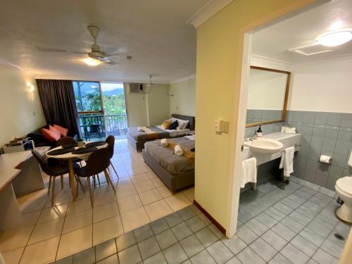 - un salon avec un canapé, un lavabo et une table dans l'établissement Holiday Lodge Apartment, à Cairns North