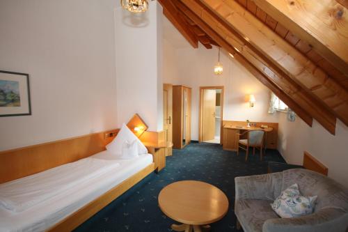 Postel nebo postele na pokoji v ubytování Hotel-Restaurant Hirsch
