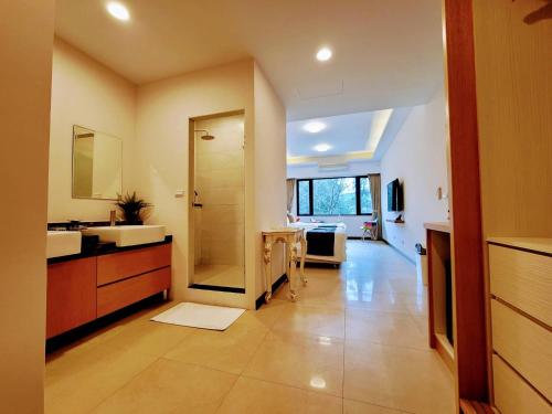 a large bathroom with a sink and a shower at 山水奇異San Shuei Kiwi桃園市民宿編號038 Homestay in Sanmin