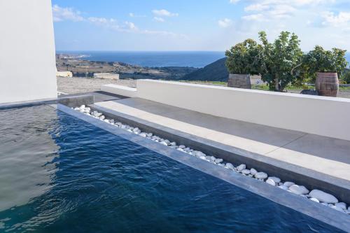 בריכת השחייה שנמצאת ב-VILLA DI CAPO - Santorini Old Winery Luxury Villas או באזור