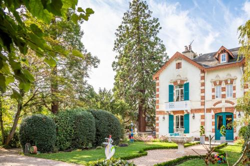 an exterior view of a house with a garden at L'Oustal in Bourges