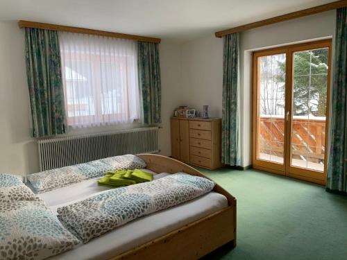 A bed or beds in a room at Chalet Villa Alpen Lodge