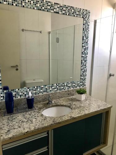 Ένα μπάνιο στο Lindo apartamento Riverside Imbassaí