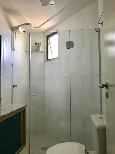 Ένα μπάνιο στο Lindo apartamento Riverside Imbassaí