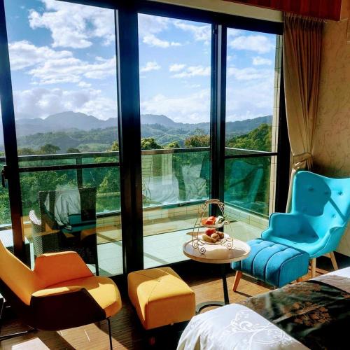 a room with a large window with a view of the mountains at 山水奇異San Shuei Kiwi桃園市民宿編號038 Homestay in Sanmin