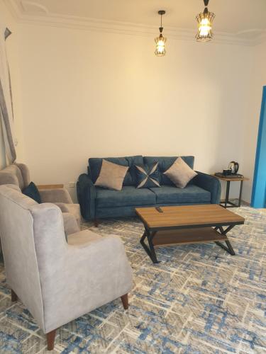 a living room with a couch and a coffee table at شقق سانتوريني الخاصة Santorini Private Apartments in AlUla